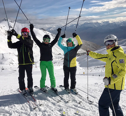 家族や気の合う友達とレッスンが受けられます。